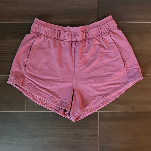 Lulu lemon Glow Shorts - Picture 1 of 4